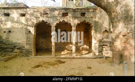 Malerische Ansicht der Säulen in der Neemrana Baori-Steppenfalle in Rajasthan, Indien Stockfoto