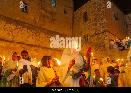 Jerusalem, Israel - 01. Mai 2021: Osternacht (Ostersonntag) Feuerfest der äthiopisch-orthodoxen Tewahedo-Kirche, im Hof der Kirche Stockfoto