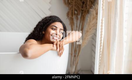 Happy African American Lady Nimmt Entspannendes Bad Im Modernen Badezimmer Stockfoto