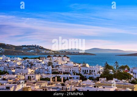 Berühmte Touristenattraktion von Mykonos, Griechenland. Wunderschöner Sonnenuntergang über traditionellen, weiß getünchten Windmühlen. Reiseziel, ikonische Aussicht. Stockfoto