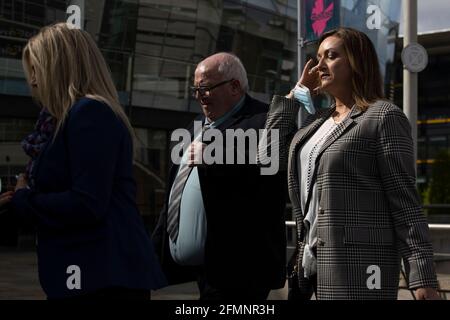 Pat Quinn (Mitte), dessen 19-jähriger Bruder Frank Quinn in Ballymurphy getötet wurde, kommt mit seiner Familie im International Convention Center (ICC) in Belfast an, wo der Nightingale Lagan Court sitzt. Die Ergebnisse werden später veröffentlicht, nachdem die Armee vor 50 Jahren in West-Belfast erneut nach den tödlichen Erschießungen von 10 Menschen unter umstrittenen Umständen gefragt hatte. Eine achtköpfige Mutter und ein katholischer Priester waren unter denen, die im August 1971 an Ereignissen starben, die vor Ort als das Massaker von Ballymurphy bekannt wurden. Bilddatum: Dienstag, 11. Mai 2021. Stockfoto