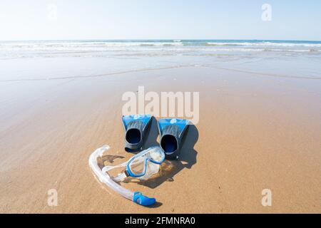 Tauch- und Schnorchelausrüstung auf dem Sand des Strandes. Flossen, Maske und Schnorchel. Freizeit- und Wassersportkonzept Stockfoto