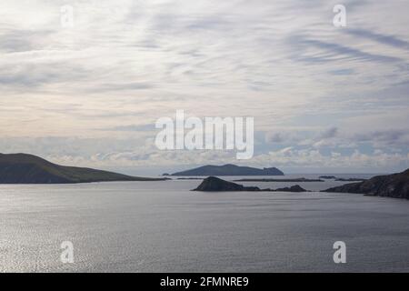 Ein Blick auf die Inseln von der irischen Halbinsel Dingle Stockfoto