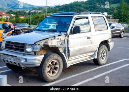 VERONA, ITALIEN - 27. Aug 2020: Verona, Venetien-Italien - 08/27/2020: Ein silberner SUV, bei dem der vordere linke Kotflügel fehlt und das Leichtmetallrad in einem Supe sichtbar ist Stockfoto