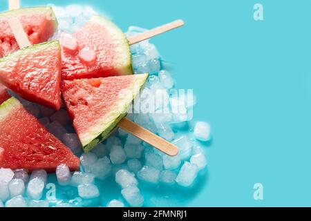 Wassermelone schneidet Eis und Eis auf blauem Hintergrund Stockfoto