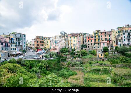 CORNIGLI, ITALIEN - 27. Mai 2020: Die Zufahrtsstraße zum Dorf Corniglia in Italien zu dem Ort, an dem Autos nicht mit vielen tou weiterfahren dürfen Stockfoto