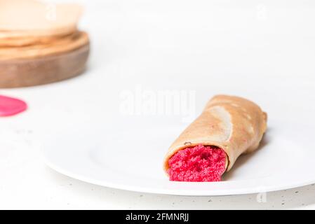 Blinis (Crepes mit rotem Kaviar typisch für den russischen Karneval) Stockfoto