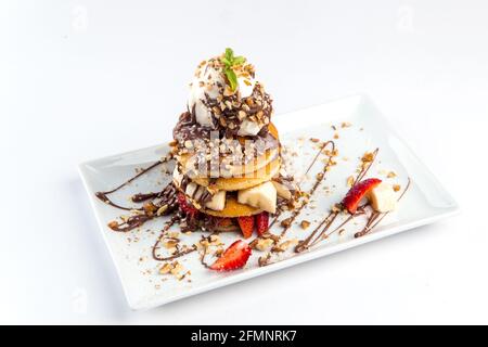 Isolierte Pfannkuchen Dessert mit Eisschokolade Stockfoto