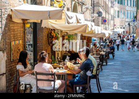 FLORENCE, ITALY - Aug 24, 2020: Florence, Tuscany-Italy - 08/24/2020: Ein Restaurant in einer Fußgängerzone mit kleinen Vordächern in Italien, wo Touristen Stockfoto