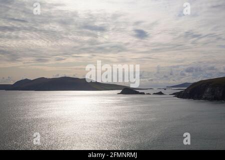 Ein Blick auf die Inseln von der irischen Halbinsel Dingle Stockfoto