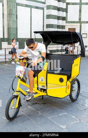 FLORENZ, ITALIEN - 24. Aug 2020: Florenz, Toscana/Italien - 24.08.2020: Ein Fahrradtaxi mit Fahrer in Florenz wartet auf Passagiere oder Touristen Stockfoto