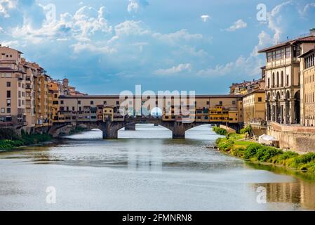 FLORENZ, ITALIEN - 24. Aug 2020: Florenz, Toscana/Italien - 24.08.2020: Die Brücke 'Ponte Vecchio' von Florenz in Italien fotografiert exakt frontal w Stockfoto