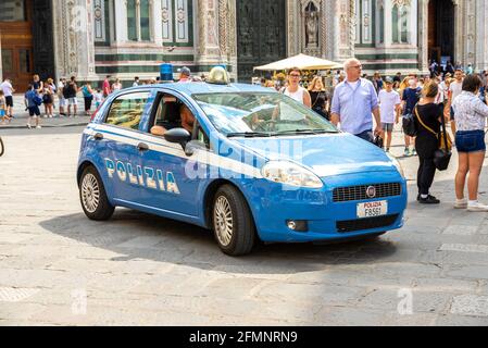 FLORENZ, ITALIEN - 24. Aug 2020: Florenz, Toskana/Italien - 24.08.2020: Ein blaues italienisches Polizeiauto inmitten von Touristen in Florenz, das für Sicherheit sorgt. Stockfoto