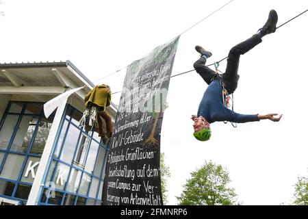 Weingarten, Deutschland. Mai 2021. Wolfgang Ertel (r), Leiter des Instituts  fr Knstliche Intelligenz der Hochschule Ravensburg-Weingarten, hngt an  einem Seil neben einem Banner mit Forderungen. Der Klimaaktivist Samuel  Bosch hngt seit dem