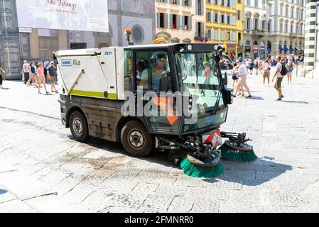 FLORENZ, ITALIEN - 24. Aug 2020: Florenz, Toscana/Italien - 24.08.2020: Eine selbstfahrende Straßenkehrmaschine in Florenz mit grünen Bürsten in einer Fußgängerzone Stockfoto