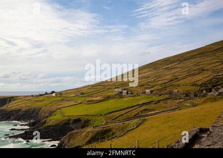 Ein Blick auf ein schönes kleines Dorf Coumeenoole neben Dunmore geht auf die irische Halbinsel Dingle Stockfoto