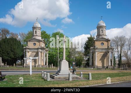 Mistley Essex, Blick auf das Dorfgrün von Mistley und ein Kriegsdenkmal mit zwei von Robert Adam entworfenen Türmen aus dem Jahr 1776, sichtbar, Essex, Großbritannien Stockfoto