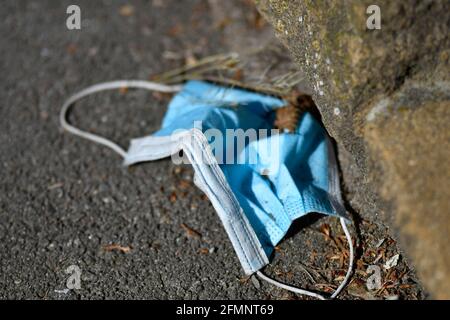 Medizinische Gesichtsmaske, weggeworfen Stockfoto