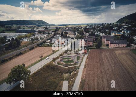 Blick auf eine Pumpstrecke neben einer Straße und zwei Feldern, Schaffhausen, Schweiz, Europa Stockfoto