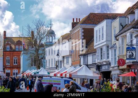 Marktplatz hinter der Guildhall am Markttag in Faversham, Kent, England, Großbritannien Stockfoto