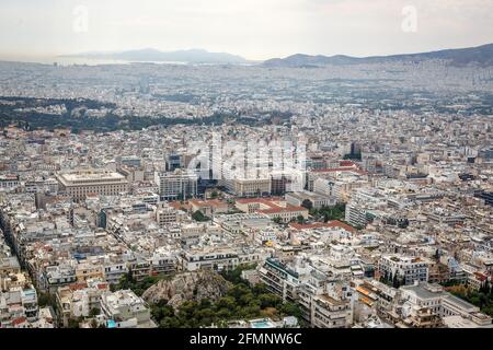 Luftaufnahmen aus der Vogelperspektive von der berühmten Stadt Athen, Griechenland. Große Stadt. Wohngebiete. Tageslicht Stockfoto