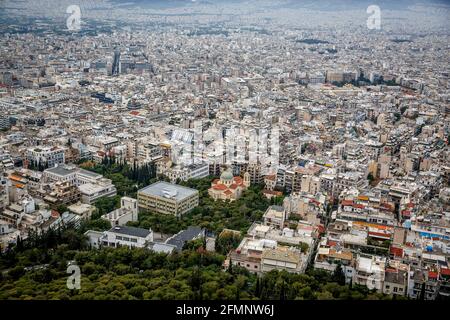 Luftaufnahmen aus der Vogelperspektive von der berühmten Stadt Athen, Griechenland. Große Stadt. Wohngebiete. Tageslicht Stockfoto