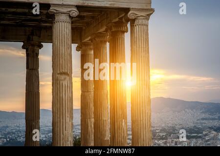 Typische antike griechische Kolonnade, Sonnenuntergangszeit. Nahaufnahme Stockfoto