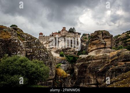 Klöster von Varlaam, Roussanou, Saint Nicholas Anapavsa und große Meteor Kloster in Meteora, Griechenland Stockfoto