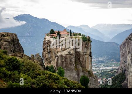 Klöster von Varlaam, Roussanou, Saint Nicholas Anapavsa und große Meteor Kloster in Meteora, Griechenland Stockfoto