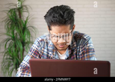 Ein besorgter Geschäftsmann blickt aus nächster Nähe nach unten Stockfoto