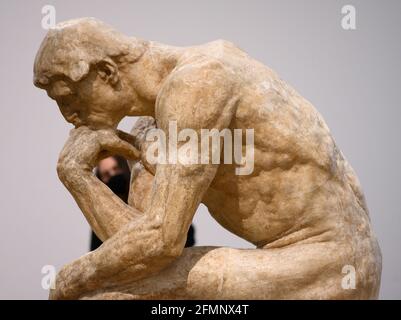 Tate Modern, London, Großbritannien. 11 Mai 2021. Die Tate Modern wird am 17. Mai 2021 mit der EY Exhibition: The Making of Rodin wiedereröffnet. Mit über 200 Werken, von denen viele noch nie außerhalb Frankreichs gezeigt wurden, bietet die Ausstellung dank der einzigartigen Zusammenarbeit mit dem Musée Rodin, das Tate einen beispiellosen Zugang zu ihrer Sammlung gewährt hat, einen einzigartigen Einblick in Rodins Denkweisen und Schaffen. Bild: Rodin, Der Denker, Monumental, 1903. Musée Rodin, Paris. Quelle: Malcolm Park/Alamy Live News. Stockfoto