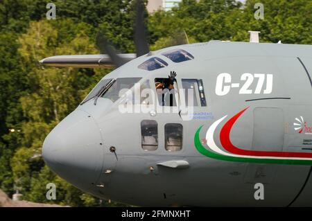 Alenia Aermacchi C-27J Spartan Transportflugzeug bei Royal International Air Tattoo, RIAT, RAF Fairford, Gloucestershire, Großbritannien. Pilot winkt Stockfoto