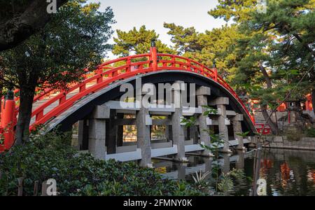 Die farbenfrohe, rot geschwungene Sorihashi-Brücke in Osaka, Japan. Stockfoto