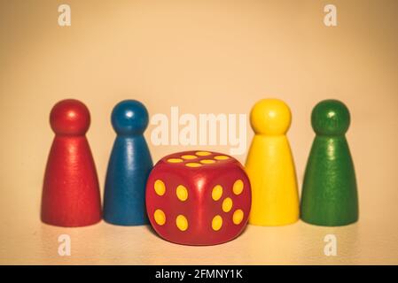 Red, blue, green and yellow chips and red dice Stockfoto