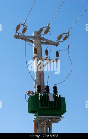 Hochspannungstransformator für Außeneinsatz am Mast Stockfoto