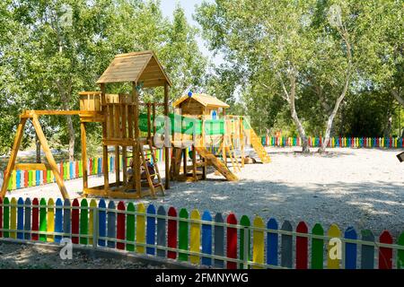 Leerer Außenpark Dschungel Fitnessraum für Kinder Stockfoto