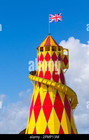 Bournemouth, Dorset, Großbritannien. Mai 2021. Wetter in Großbritannien: Warm und sonnig mit einer leichten Brise an den Stränden von Bournemouth, während die Menschen an die Küste fahren, um die Sonne zu genießen. Helter Skelter, der am Strand aufgestellt wurde, fliegt die Union Jack-Flagge. Quelle: Carolyn Jenkins/Alamy Live News Stockfoto