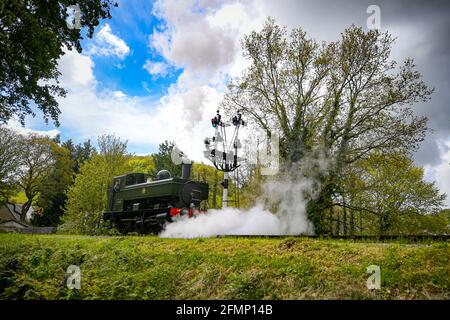 Great Western Pannier Tank 1336 Klasse No. 1369, gebaut 1933, angetrieben von Andy Letts, wird mit voller Kraft in den Bahnhof der dampfbetriebenen South Devon Railway (SDR) in Buckfastleigh, South Devon, wo Mitarbeiter, Fahrer und Ingenieure überprüfen die Ausrüstung, während sie die Attraktion vorbereiten, um sich für die Wiedereröffnung für die Öffentlichkeit am Montag, den 17. Mai vorzubereiten, bevor die Sperrbeschränkungen in England weiter gelockert werden. Bilddatum: Dienstag, 11. Mai 2021. Stockfoto