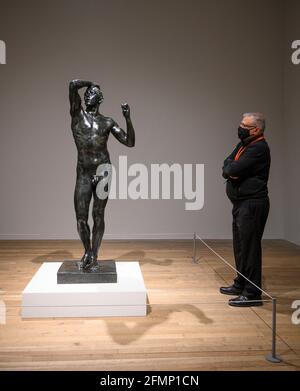 Tate Modern, London, Großbritannien. 11 Mai 2021. Die Tate Modern wird am 17. Mai 2021 mit der EY Exhibition: The Making of Rodin wiedereröffnet. Mit über 200 Werken, von denen viele noch nie außerhalb Frankreichs gezeigt wurden, bietet die Ausstellung dank der einzigartigen Zusammenarbeit mit dem Musée Rodin, das Tate einen beispiellosen Zugang zu ihrer Sammlung gewährt hat, einen einzigartigen Einblick in Rodins Denkweisen und Schaffen. Bild: Rodin, L’Age d’Airain, Bronze, 1877. Musée Rodin, Paris. Quelle: Malcolm Park/Alamy Live News. Stockfoto