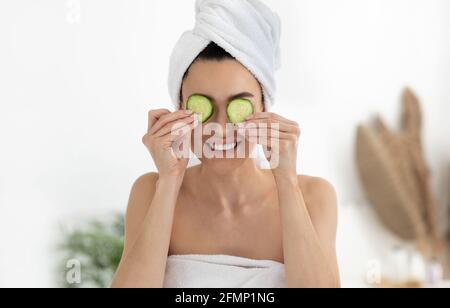 Beauty-Produkte, Bio-Gemüse zu pflegen und befeuchten die Haut um die Augen zu Hause Stockfoto