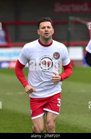 Mark Wright von Crawley und ehemaliger TOWIE-Star tragen das Stop the Stabbing Stick to Jabbing Shirt während des Aufwärmphase vor der Sky Bet League zwei Spiel zwischen Crawley Town und Bolton Wanderers im People's Pension Stadium , Crawley , Großbritannien – 8. Mai 2021 – NUR FÜR REDAKTIONELLE ZWECKE Keine Verwendung mit nicht autorisierten Audio-, Video-, Daten-, Fixture-Listen, Club-/League-Logos oder „Live“-Diensten. Online-in-Match-Nutzung auf 120 Bilder beschränkt, keine Videoemulation. Keine Verwendung in Wetten, Spielen oder Veröffentlichungen für einzelne Vereine/Vereine/Vereine/Spieler Stockfoto