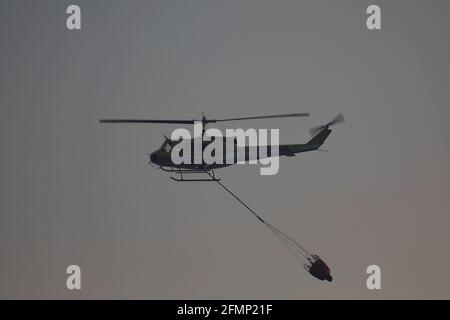 Ein Hubschrauber, der zur Brandbekämpfung auf dem Tafelberg, Kapstadt, Südafrika, eingesetzt wird.(20. April 2021) Stockfoto
