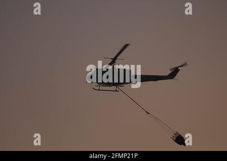 Ein Hubschrauber, der zur Brandbekämpfung auf dem Tafelberg, Kapstadt, Südafrika, eingesetzt wird.(20. April 2021) Stockfoto