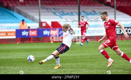 Lloyd Isgrove von Bolton bricht sich aus, um ihr viertes Tor während des 2-Spiels der Sky Bet League zwischen Crawley Town und Bolton Wanderers im People's Pension Stadium , Crawley , Großbritannien, zu ERZIELEN - 8. Mai 2021 - NUR FÜR REDAKTIONELLE VERWENDUNG Keine Verwendung mit nicht autorisierten Audio-, Video-, Daten-, Regallisten, club/League-Logos oder „Live“-Services. Online-in-Match-Nutzung auf 120 Bilder beschränkt, keine Videoemulation. Keine Verwendung in Wetten, Spielen oder Veröffentlichungen für einzelne Vereine/Vereine/Vereine/Spieler Stockfoto