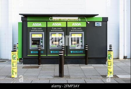 SWINDON, Großbritannien - 11. MAI 2021: ASDA Barclays Geldautomaten in West Swindon Stockfoto