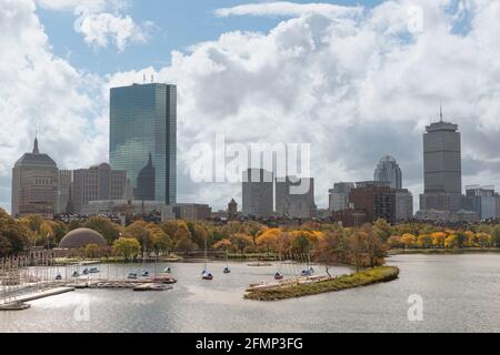 Ein Blick auf die Skyline von Boston von der Longfellow Bridge Mit Herbstlaub entlang der Charles River Esplanade Stockfoto