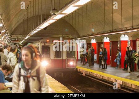 Passagiere, die auf den Bahnsteigen am Bahnhof Park Street auf warten Die Boston Subway als rote Linie Zug Richtung Alewife Kommt Stockfoto