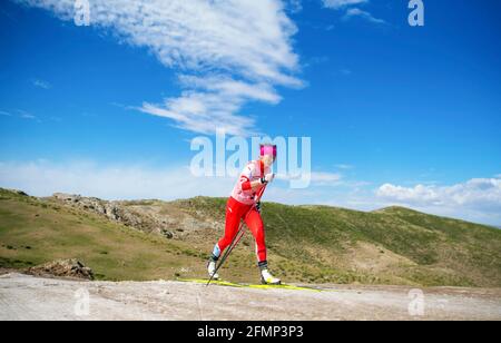 Altay, Chinas Autonome Region Xinjiang Uygur. Mai 2021. Li Xin vom nationalen Skilanglauf-Team tritt während der kostenlosen 10-km-Verfolgungsveranstaltung der Frauen bei der FIS Skilanglauf-China-Stadttour auf der Sarkobu-Langlaufstrecke, Altay City, nordwestlich der Autonomen Region Xinjiang Uygur in China, am 11. Mai 2021 an. Quelle: Zanghaer Bolati/Xinhua/Alamy Live News Stockfoto