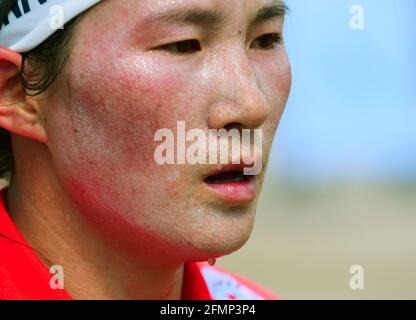 Altay, Chinas Autonome Region Xinjiang Uygur. Mai 2021. Kuang Chunqin vom nationalen Skilanglauf-Team wird nach dem 10-km-Freilauf-Event der Frauen bei der FIS-Skilanglauf-China-Stadttour auf der Sarkobu-Langlaufstrecke, Altay City, nordwestlich der Autonomen Region Xinjiang Uygur in China, am 11. Mai 2021 gesehen. Quelle: Hou Zhaokang/Xinhua/Alamy Live News Stockfoto