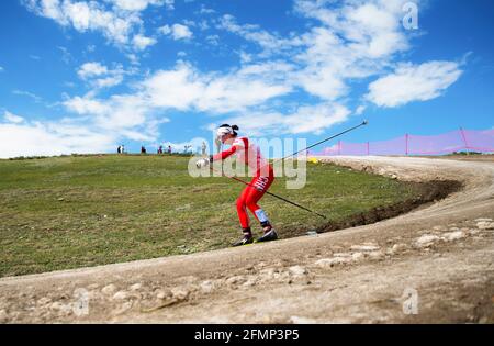 Altay, Chinas Autonome Region Xinjiang Uygur. Mai 2021. Kuang Chunqin vom nationalen Skilanglauf-Team tritt während der kostenlosen 10-km-Verfolgungsveranstaltung der Frauen bei der FIS-Skilanglauf-China-Stadttour auf der Sarkobu-Langlaufstrecke, Altay City, nordwestlich der Autonomen Region Xinjiang Uygur in China, am 11. Mai 2021 an. Quelle: Zanghaer Bolati/Xinhua/Alamy Live News Stockfoto